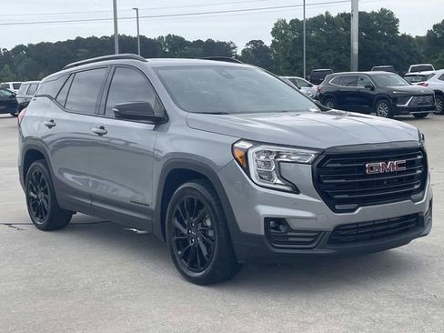 Used 2023 GMC Terrain SLT w/ Tech Package FWD image 5