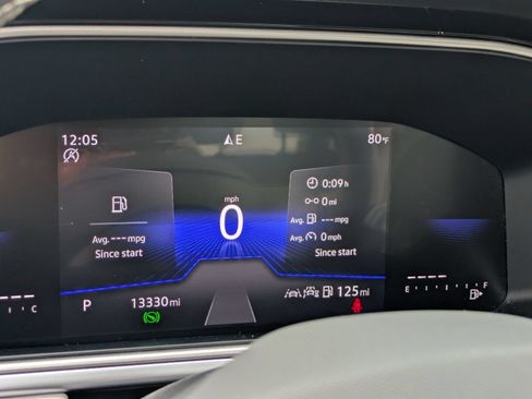 Used 2025 Volkswagen Taos SE w/ Panoramic Sunroof Package FWD image 12