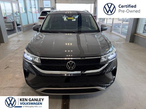 Used 2023 Volkswagen Taos SE w/ Panoramic Sunroof Package AWD/4WD image 2