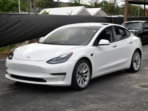 Used 2022 Tesla Model 3 Standard Range Plus image 3