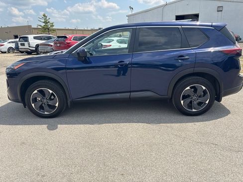 Used 2024 Nissan Rogue SV AWD/4WD image 2