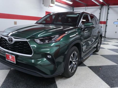 Used 2024 Toyota Highlander XLE FWD image 5