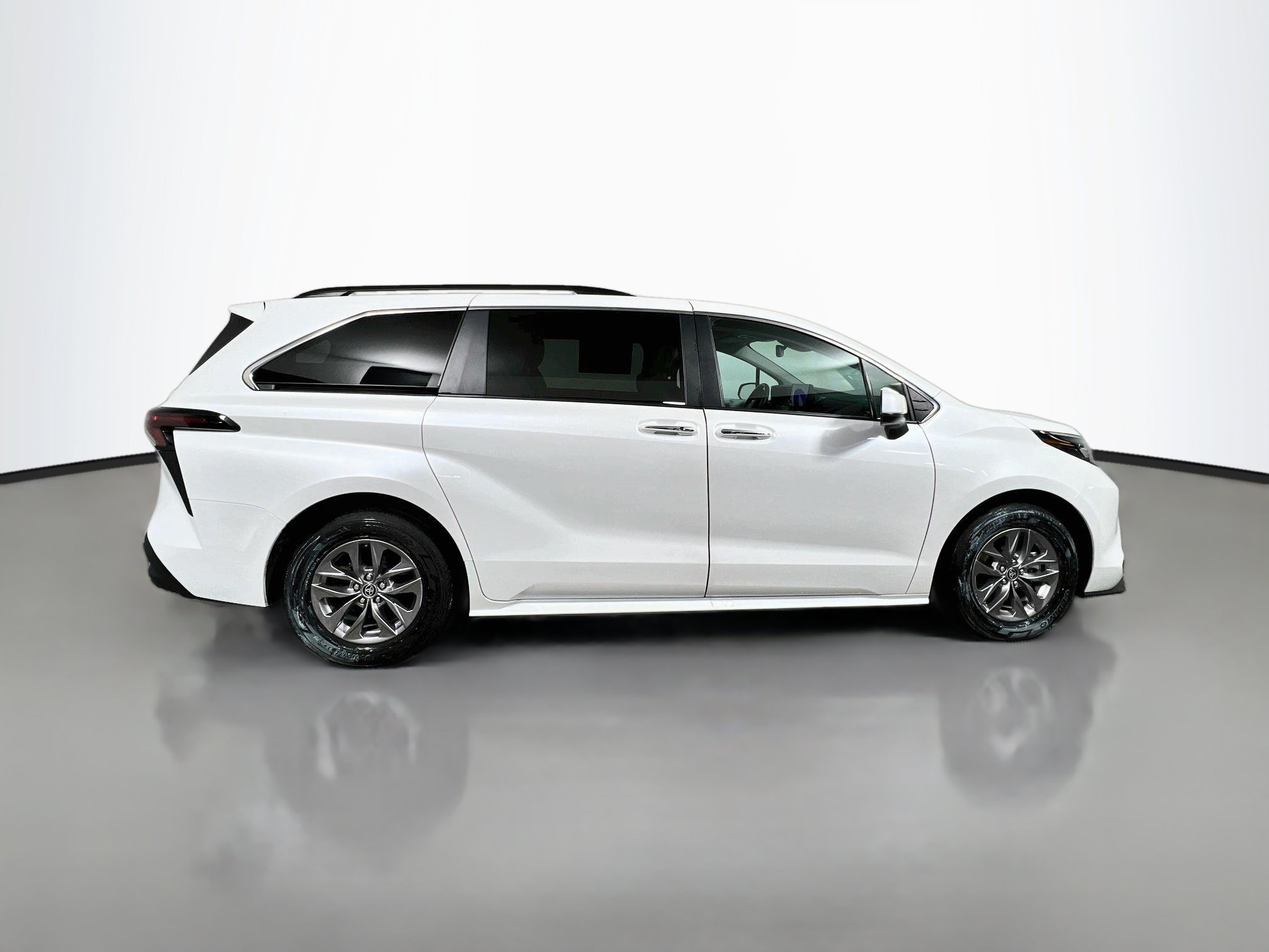 Used 2025 Toyota Sienna XLE FWD image 3