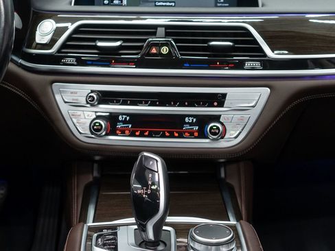 Used 2022 BMW 750i xDrive AWD/4WD image 23