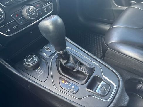 Used 2019 Jeep Cherokee Latitude Plus w/ Comfort/Convenience Group AWD/4WD image 21