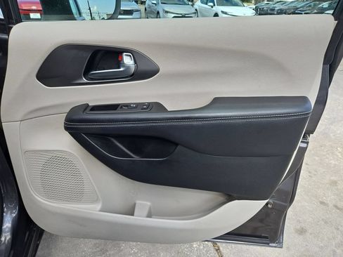 Used 2023 Chrysler Pacifica Touring-L FWD image 33