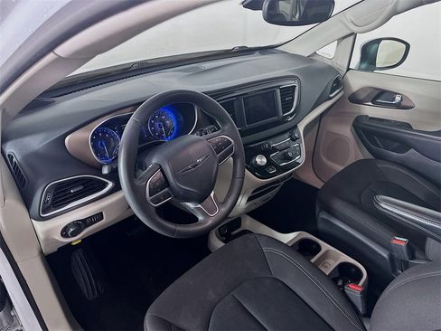 Used 2023 Chrysler Voyager LX image 31