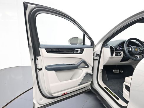 Used 2022 Porsche Cayenne Turbo S image 16