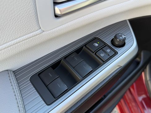 Used 2025 Toyota Sienna XLE image 11