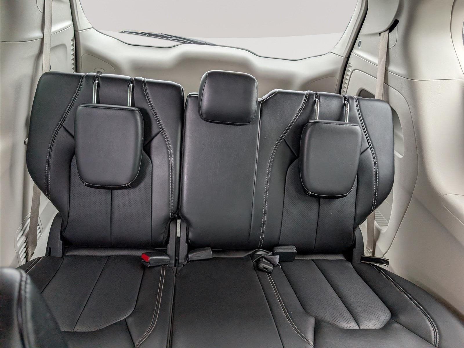 Used 2024 Chrysler Pacifica Touring-L FWD image 12
