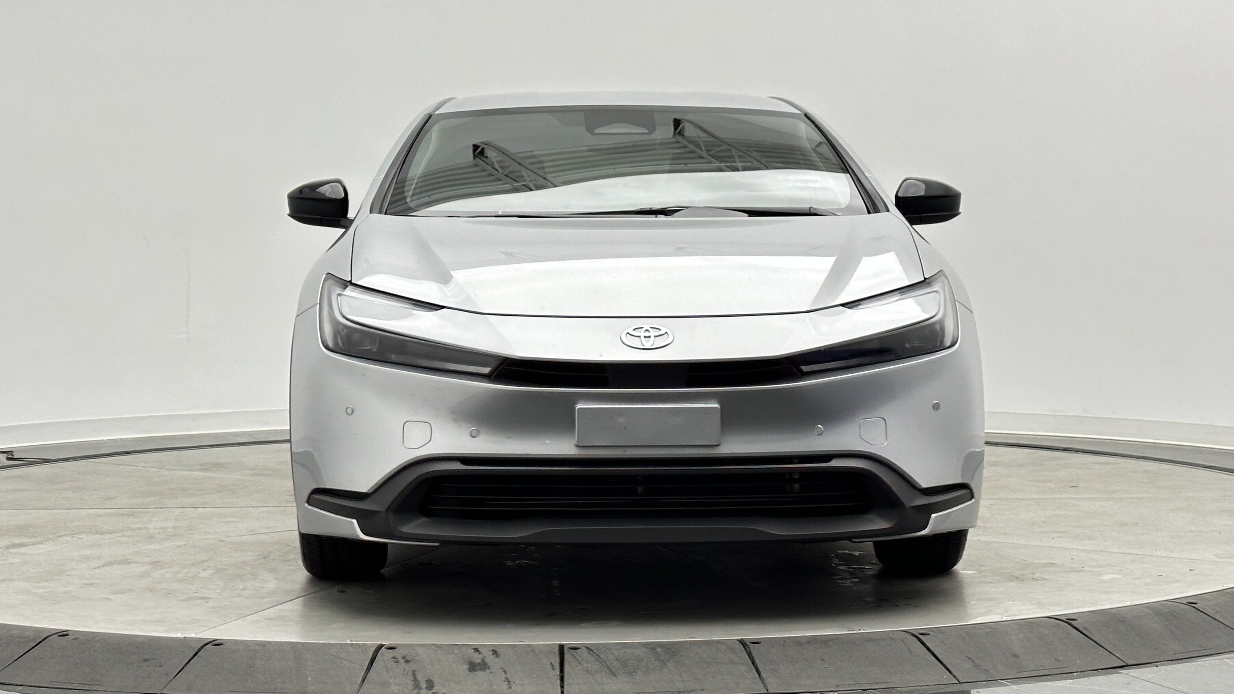 Used 2025 Toyota Prius LE FWD image 2