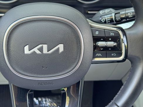 Used 2023 Kia Carnival LX FWD image 20