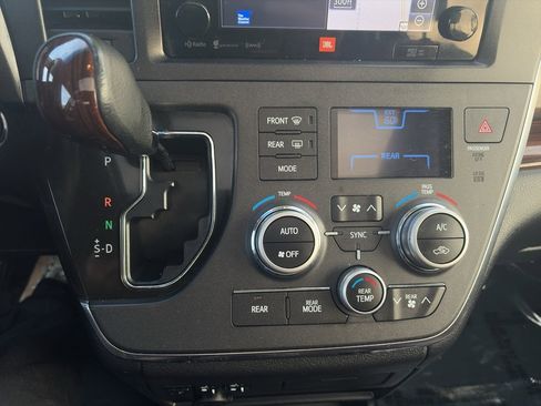 Used 2017 Toyota Sienna Limited Premium image 11