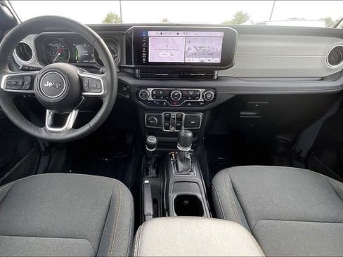Used 2025 Jeep Wrangler Unlimited Sahara AWD/4WD image 9