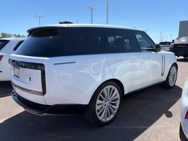 Used 2025 Land Rover Range Rover SE AWD/4WD image 3