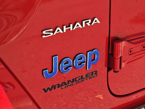 Used 2020 Jeep Wrangler Unlimited Sahara w/ Dual Top Group AWD/4WD image 12
