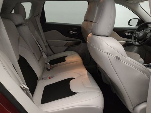 Used 2021 Jeep Cherokee Latitude Plus image 19