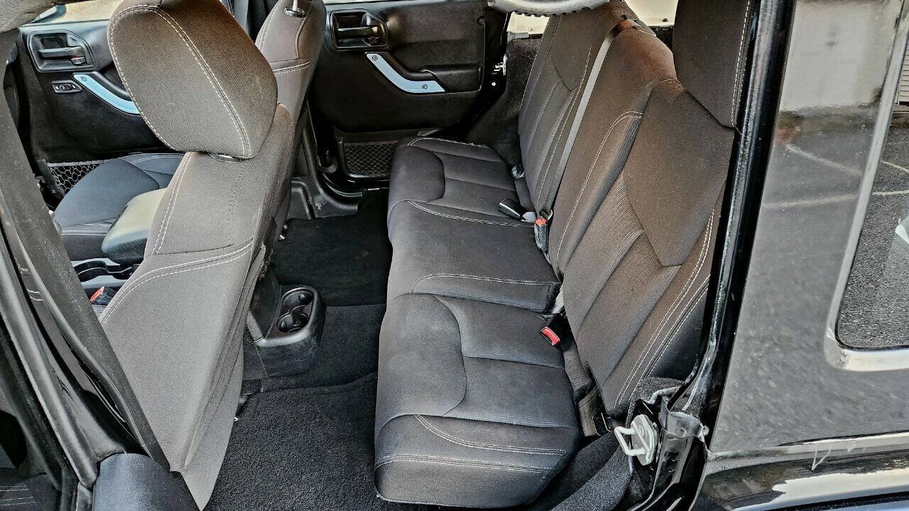 Used 2015 Jeep Wrangler Unlimited Sahara AWD/4WD image 31