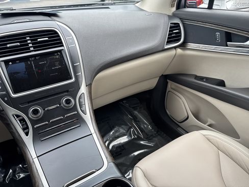 Used 2019 Lincoln Nautilus Select w/ Cargo Utility Package FWD image 16