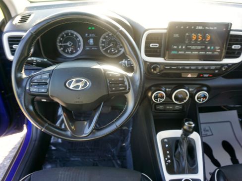 Used 2022 Hyundai Venue Limited image 9