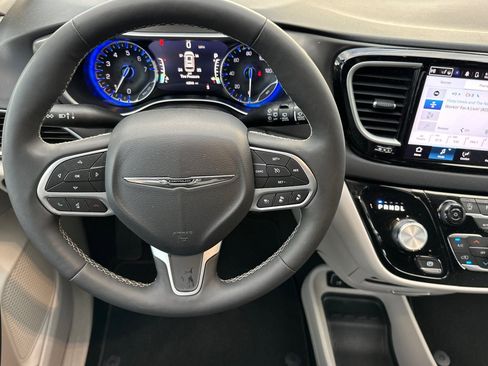 Used 2024 Chrysler Pacifica Touring-L image 14