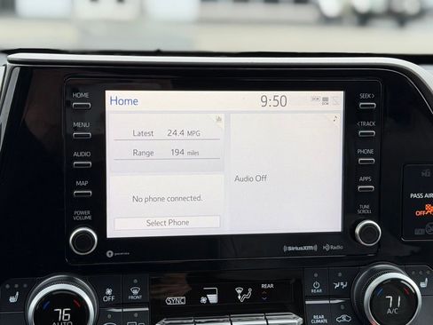 Used 2022 Toyota Highlander XLE AWD/4WD image 19
