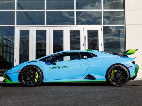 Used 2023 Lamborghini Huracan STO image 9