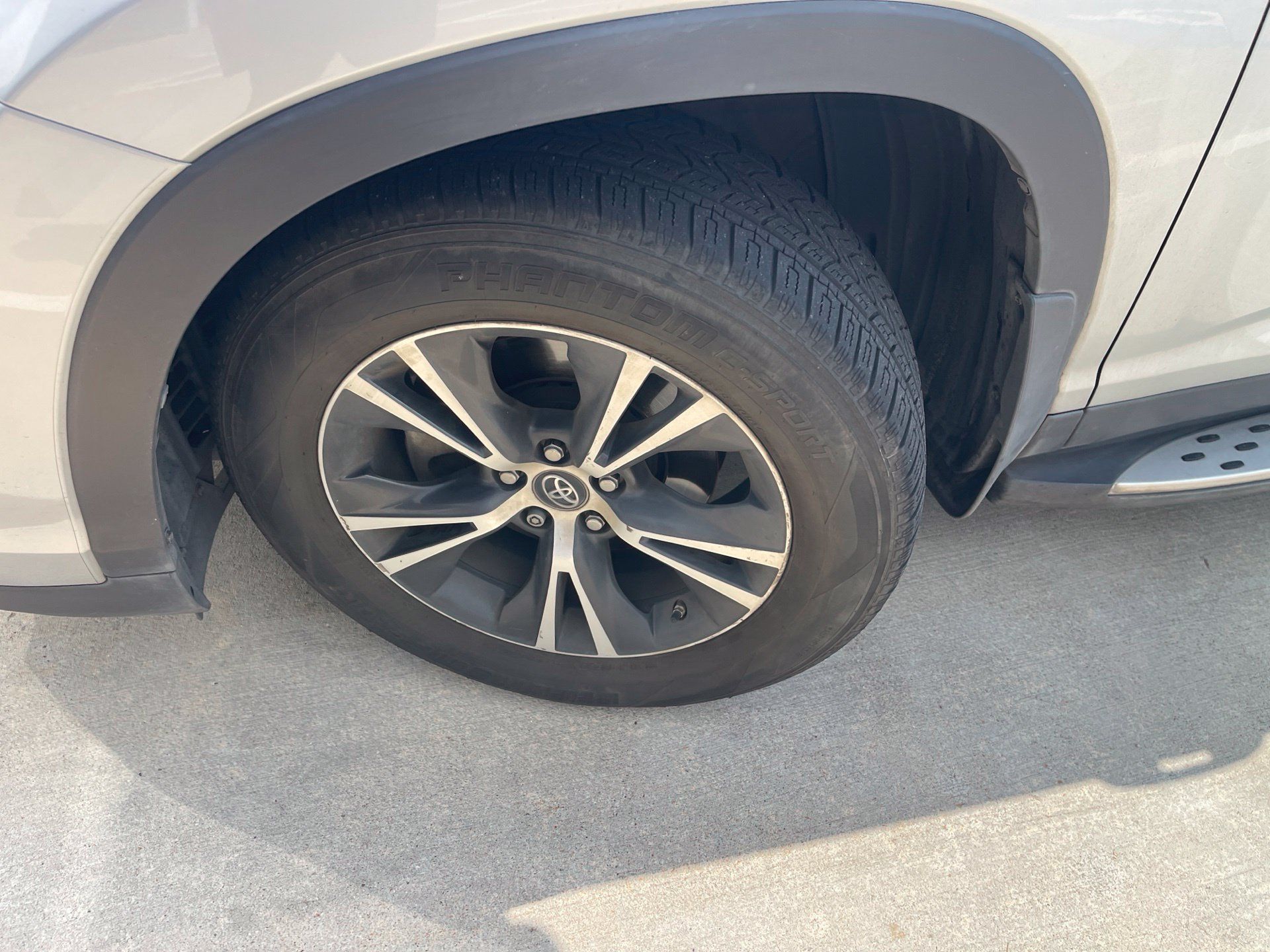 Used 2019 Toyota Highlander Plus FWD image 17