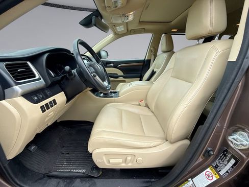 Used 2017 Toyota Highlander Limited AWD/4WD image 29