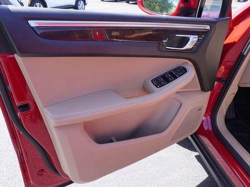 Used 2020 Porsche Macan Base image 15