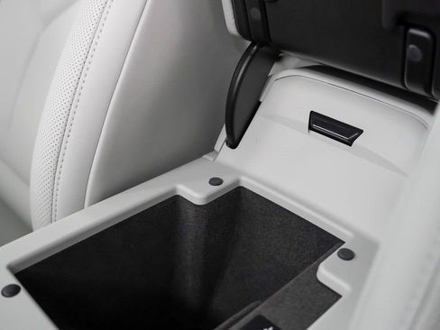 Certified 2025 Porsche Macan image 35