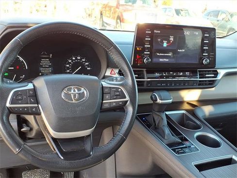 Used 2024 Toyota Sienna XLE image 13