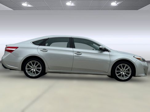 Used 2013 Toyota Avalon Limited w/ Technology Pkg FWD image 7
