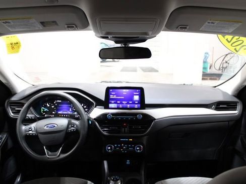 Used 2021 Ford Escape SE image 2