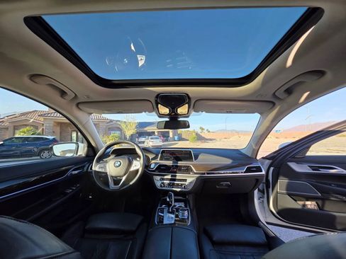 Used 2022 BMW 740i w/ Premium Package image 10
