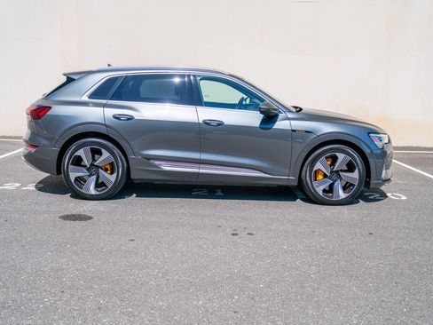 Used 2019 Audi e-tron Prestige w/ Prestige Package AWD/4WD image 7