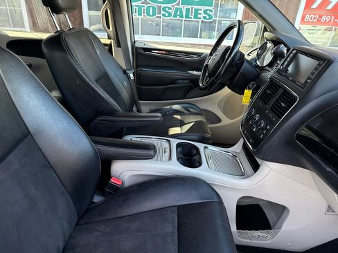 Used 2019 Dodge Grand Caravan SXT image 10