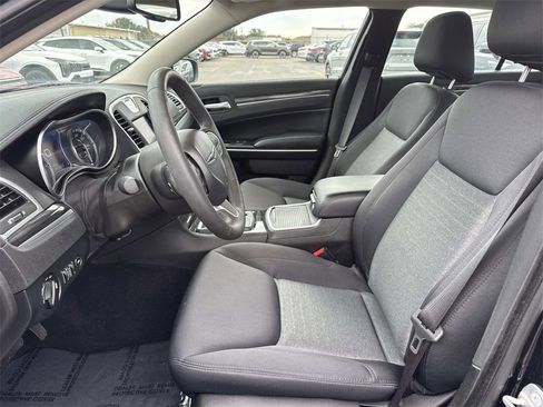 Used 2022 Chrysler 300 Touring w/ Sport Appearance Package image 31