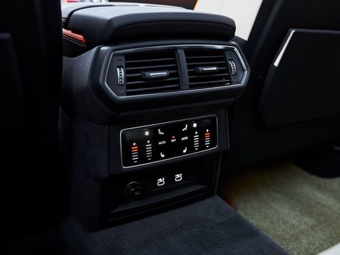 Used 2025 Lamborghini Urus SE image 54