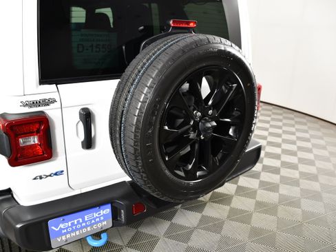 Used 2024 Jeep Wrangler Unlimited Sahara AWD/4WD image 15