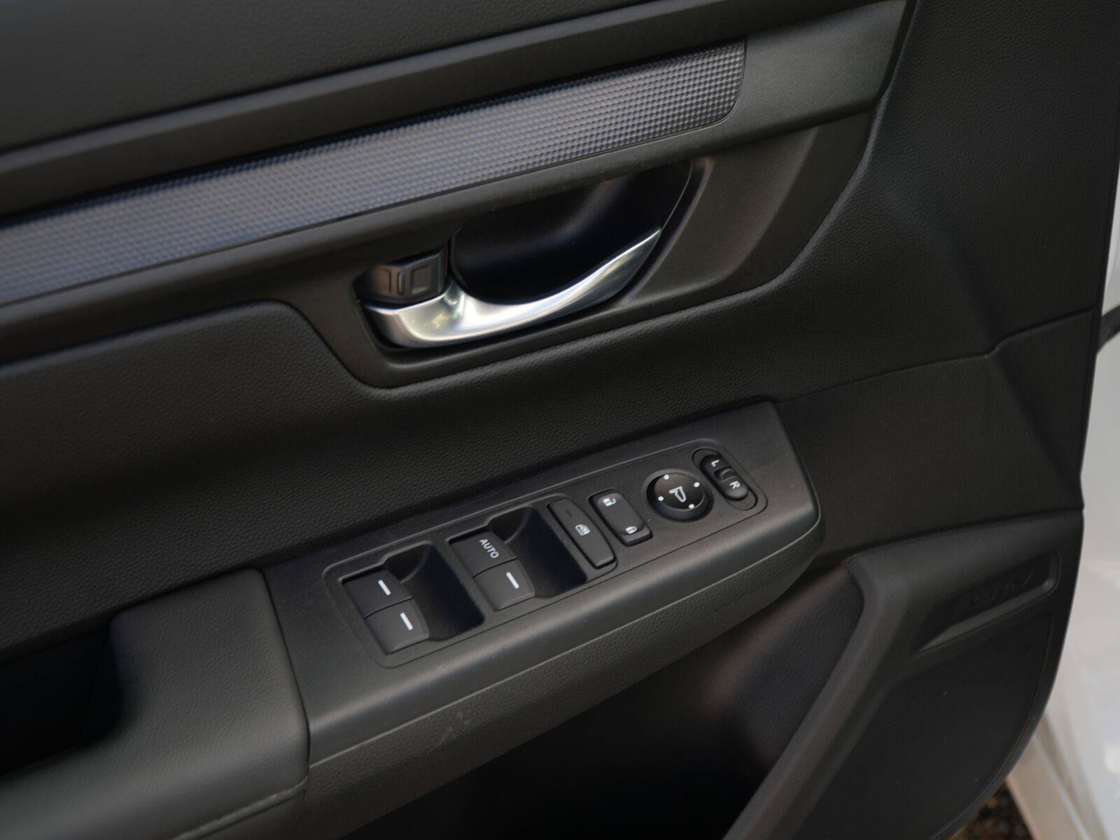 Used 2025 Honda CR-V LX image 6