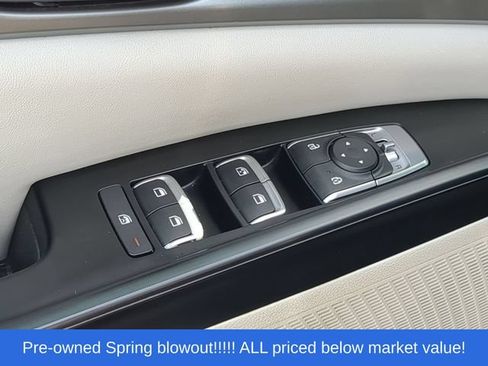 Used 2022 Kia Carnival LX FWD image 22
