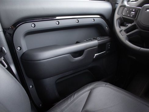 Used 2025 Land Rover Defender 110 V8 image 19