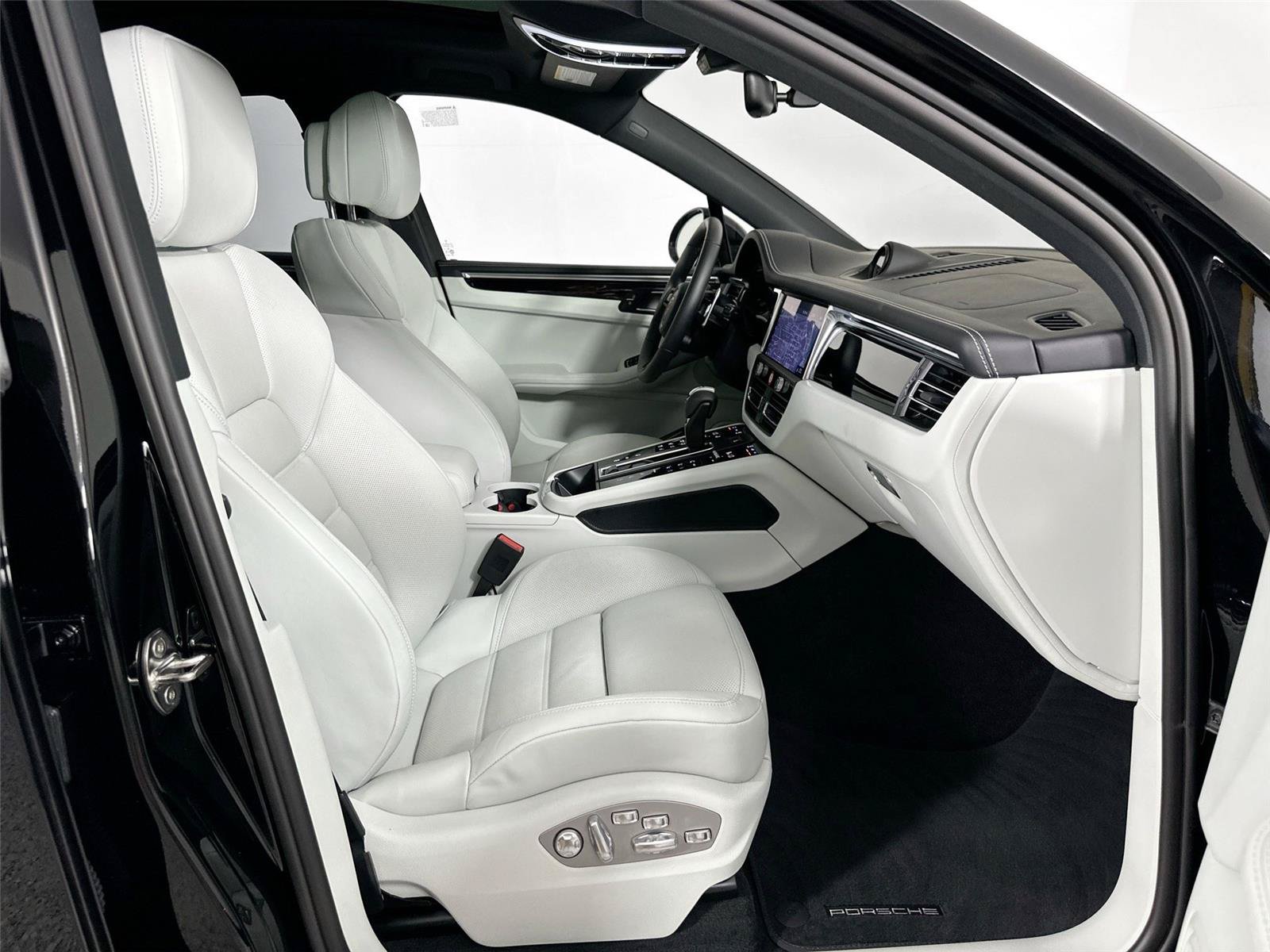 Certified 2024 Porsche Macan AWD/4WD image 21