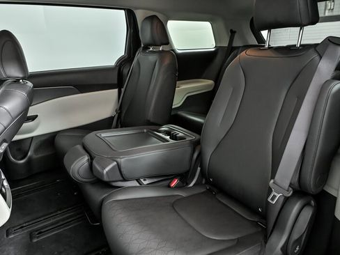 Used 2023 Kia Carnival LX FWD image 17
