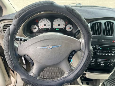 Used 2005 Chrysler Town & Country Touring w/ Trailer Tow Group image 9