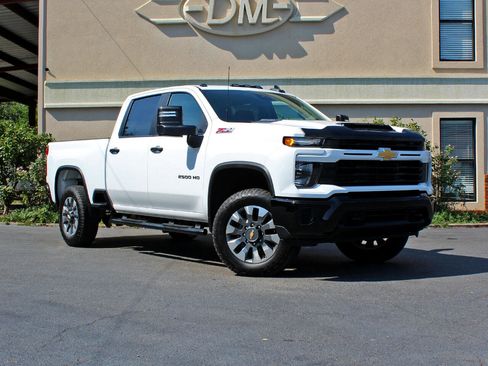 Used 2024 Chevrolet Silverado 2500 Custom w/ Custom Convenience Package image 3
