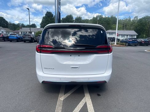 Used 2023 Chrysler Pacifica Touring-L FWD image 4