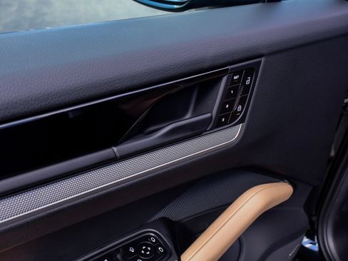 Certified 2025 Porsche Cayenne AWD/4WD image 23