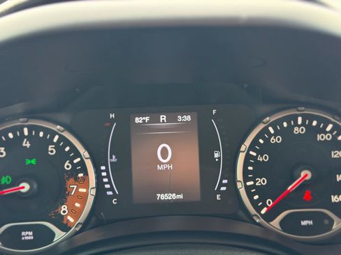Used 2017 Jeep Renegade Latitude w/ Cold Weather Group FWD image 28